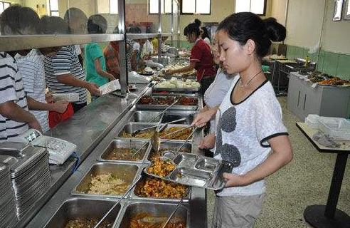 大学生在学校食堂兼职