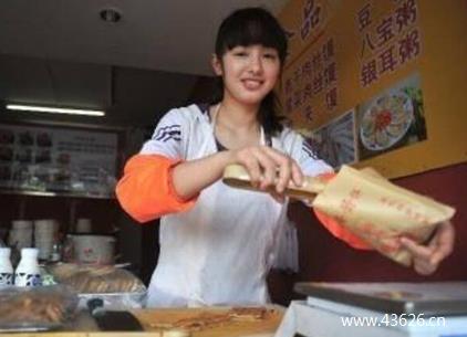 女人干什么赚钱？分析现在女的做什么赚钱的方法-摆摊赚钱