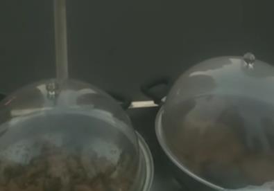 这个卖熟食的阿姨会赚钱