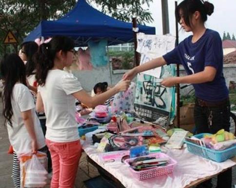 新手摆地摊卖什么好夏天？最实用的摆摊进货渠道