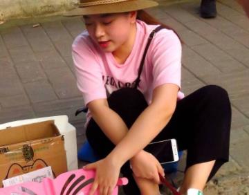 女人摆摊卖什么最挣钱？配图