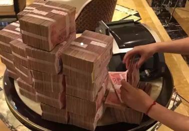回收旧衣服一年赚200万？配图
