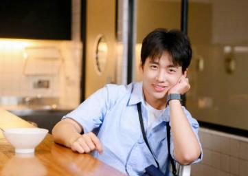 把自己看轻些，把别人看重些配图