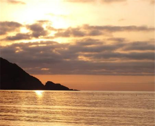 别委屈自己,没人会心疼你配图