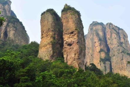 想请个导游，去导游台咨询了一下，问我一行几人配图