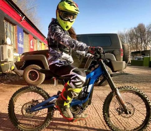 玩摩托车后,我认识了一群地产商配图 玩摩托车后,我认识了一群地产商配图