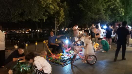 摆地摊真的是网上说的轻松月入过万么？谈谈真实经历！配图