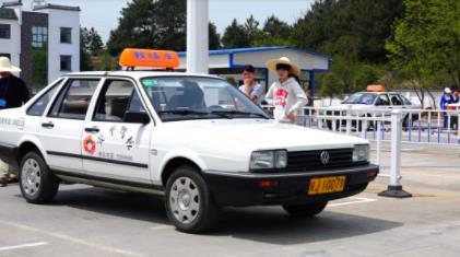 当一个驾校教练能赚多少钱？考教练证怎么考？配图