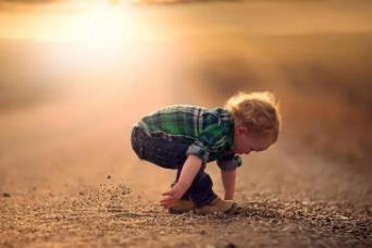 当一个人不小心犯错时，第一反应就是推卸责任配图