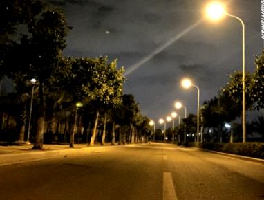 跑山路和跑夜路时，若有人拦车一般不轻易停配图