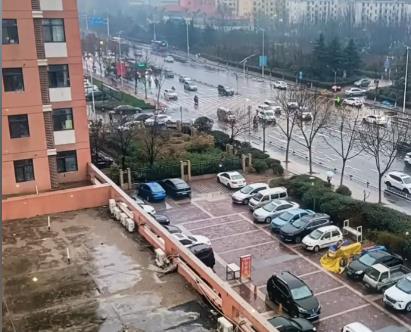 下班回家上楼，发现一个老头，手里拎着一把菜刀配图