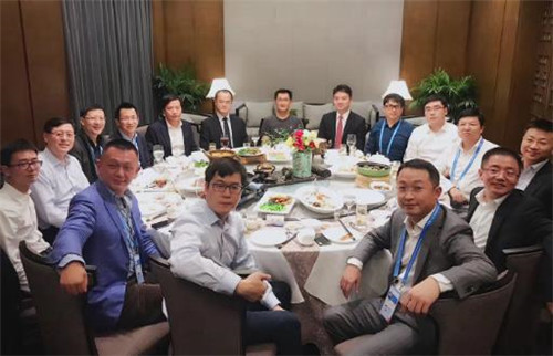 饭局，是人情世故的爆发地，能成事，更能坏事配图