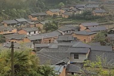 我的大舅，85岁高龄了，一直住在这个美丽的小山村里配图