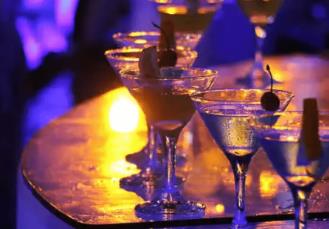 同学聚会上，一个没上大学的同学问我现在收入多少配图