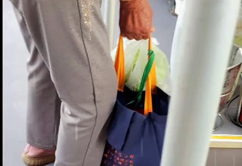 昨天坐公交上去一个70多岁的阿姨配图