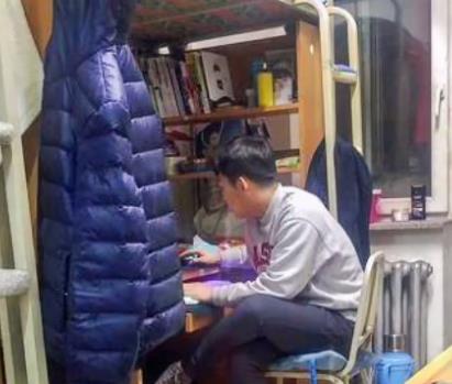 下班回到宿舍，发现我的床位被换到上铺配图