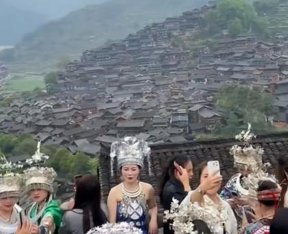 那年夏天，在大街上看见一个姑娘长得好乖配图