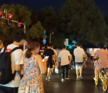 前几天晚上，我儿子的扣扣在深夜响了不停配图