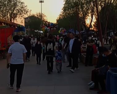 我妈大着肚子嫁给我爸配图
