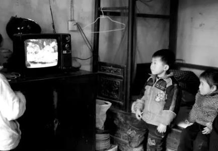 小时候寨子里只有两台黑白电视机配图