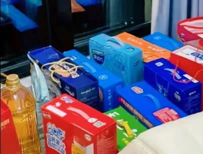 前几天我给楼下阿姨借了1万块钱配图