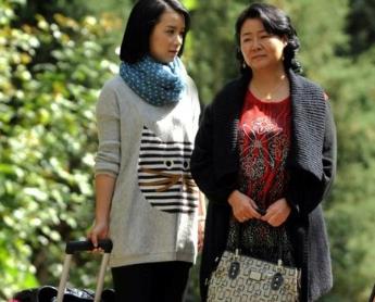 女儿半夜给我打电话,电话刚接起来她就大哭配图 女儿半夜给我打电话,电话刚接起来她就大哭配图