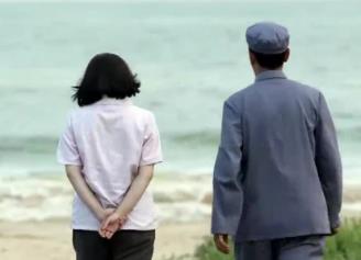 父亲被割草机绞碎了一只胳膊，出院第二天，我妈便消失了配图