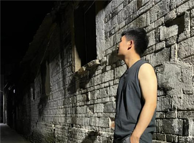 出门在外十几年了，晚上刚好回县城办事，途中路过了村子配图