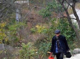 我一个女同学她爸不是她亲爸，她是30多年前被她爸捡回家的配图