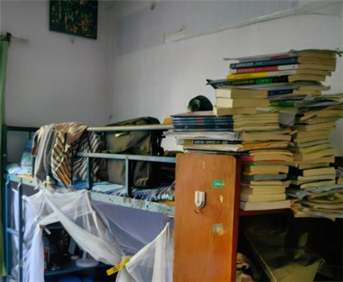 这几天，到处都是家长送孩子上大学的情景配图