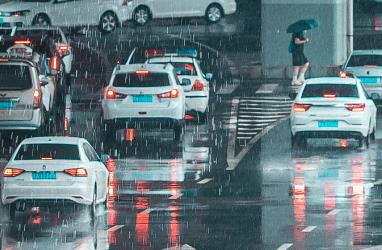 这场雨下得心烦，你却还有心情赏雨配图