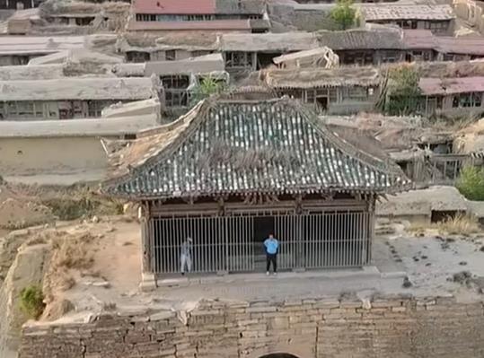 我刻意将帐篷搭在这座千年的古城门下配图 我刻意将帐篷搭在这座千年的古城门下配图