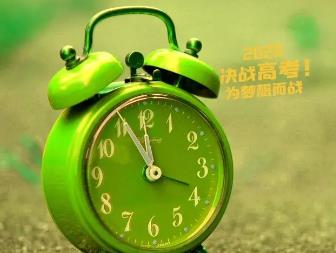 看着发着高烧，面色红润，嗓子沙哑，一脸倦容的孩子依然早起晚睡配图