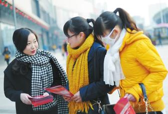 发传单一天能赚多少钱？如何找发传单的兼职来做？？配图