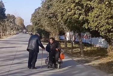 儿子突然打来电话,声音带着点不自在配图 儿子突然打来电话,声音带着点不自在配图