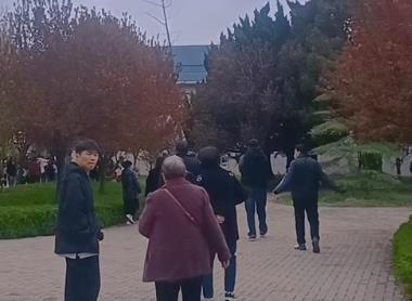 我爸老师，每月退休金6500元配图