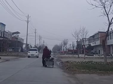 从我初中开始，我妈就偶尔会跟我说，等我工作了，给她买个金手镯配图