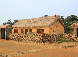 坐北向南，冬暖夏凉，适合居住配图
