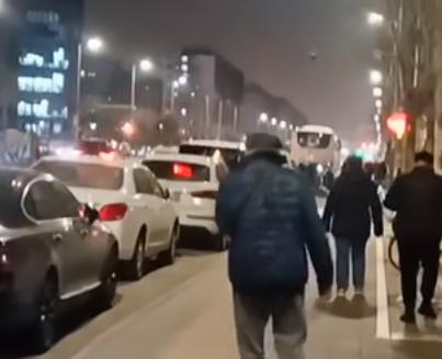 晚上刚要躺下休息，父亲打来电话配图
