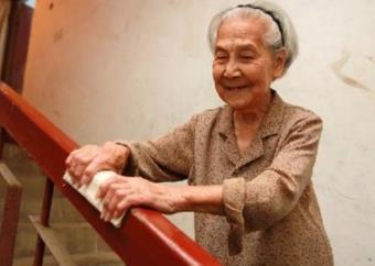 孤寡老人李奶奶无儿无女配图