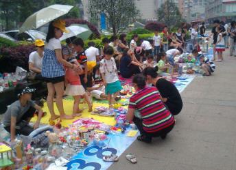 现在摆地摊卖货卖什么比较容易赚钱？在哪里可以摆地摊来赚钱？配图
