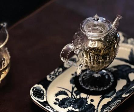 不要老想着做什么大事，我们都是一群高欲望、低收入的蝼蚁配图