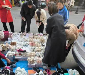 摆地摊卖什么可以赚钱？适合单人摆摊赚钱的方法推荐配图