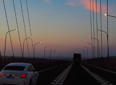 记住，人这一生除了生死，其余的都是擦伤配图