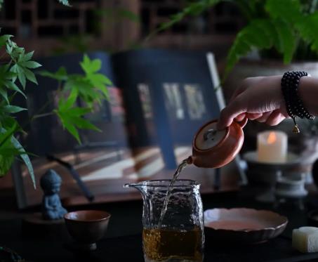 饿时馒头贵，饱时玫瑰香配图