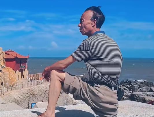 60岁的父亲，第一次看见大海配图