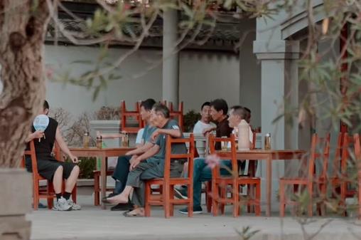 千万不要看见别人发光，就觉得自己暗淡配图