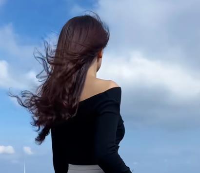 如果你说话声音低一点，你的声音就会有磁性配图