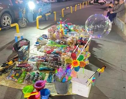 冬天摆地摊卖什么比较好？摆地摊目前卖什么可以赚钱？从哪里进货？配图