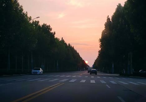 人潮汹涌，各有渡口，若有人在利弊权衡后，决定不再与你同行配图